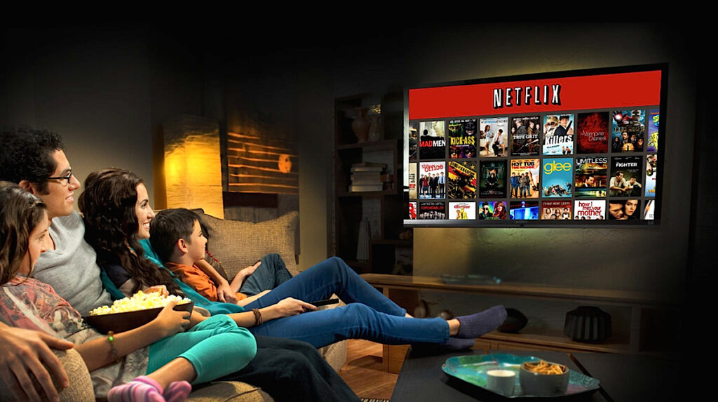 Família Netflix em frente à TV