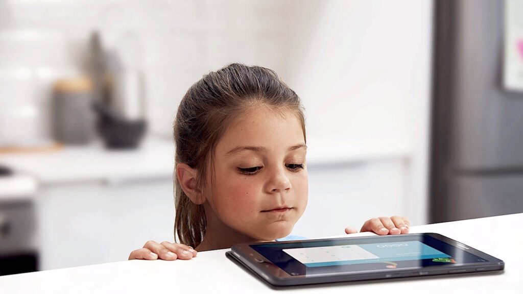 Criança a olhar para um telemóvel / tablet Samsung
