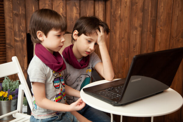 Crianças a aprender em casa através de um portátil