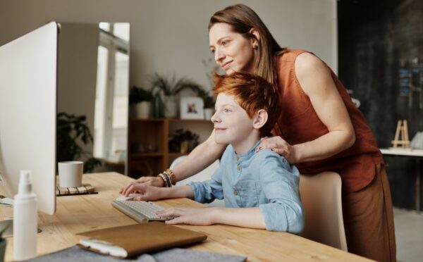 Mãe a ajudar filho a aprender em casa