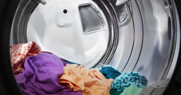 Como resolver o mau cheiro da máquina de lavar roupa