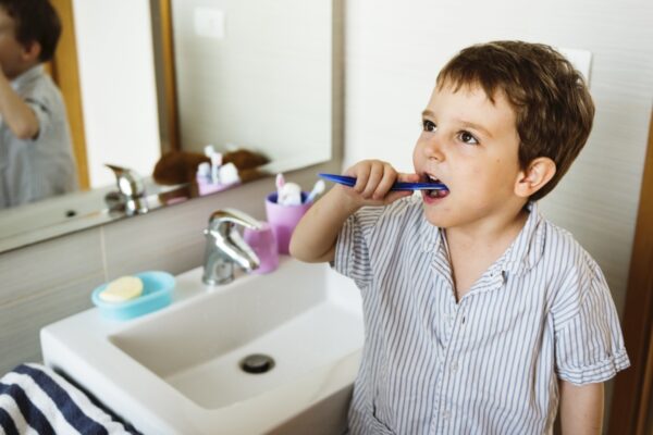 Escova de dentes normal ou elétrica: qual é a melhor?