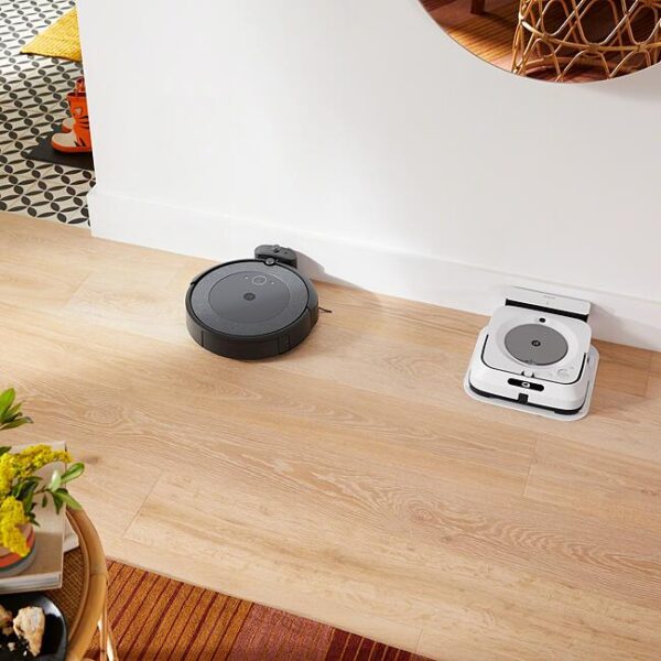 iRobot Roomba i5/i5+: Vive a vida, o aspirador limpa