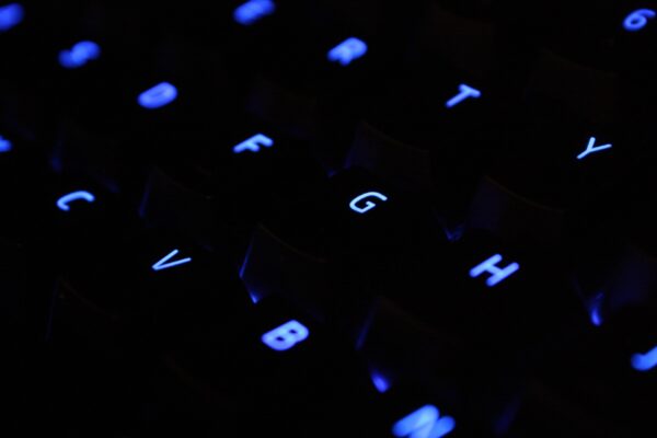 Qual é a diferença entre um teclado gamer e um teclado comum?