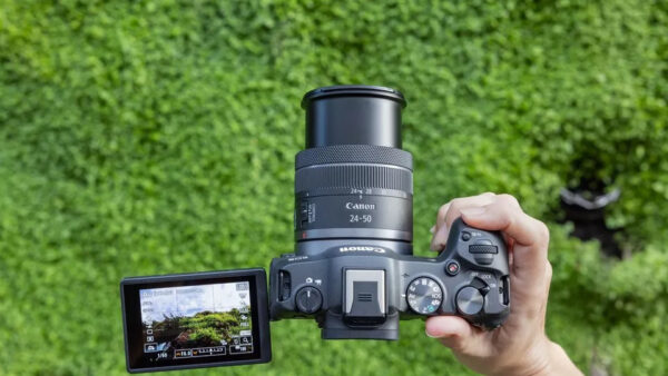 Canon lança câmara EOS R8 e EOS R50