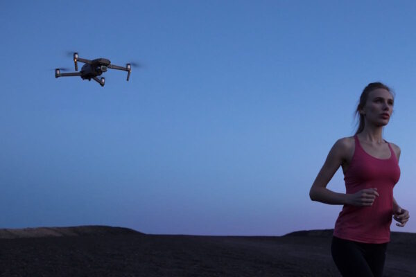 Drone DJI Mavic 2 Pro a seguir mulher a fazer running