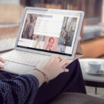 Mãos de mulher a trabalhar no computador portátil MateBook 13 da Huawei