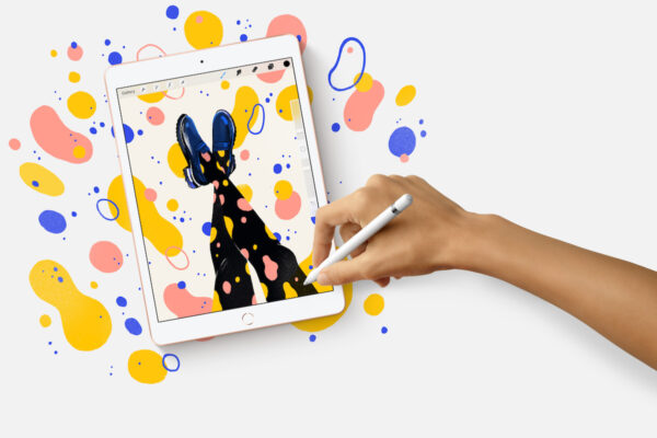 Mão a desenhar no novo iPad da Apple