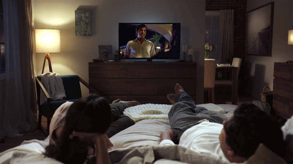 Casal Netflix a ver séries na cama com a televisão do quarto