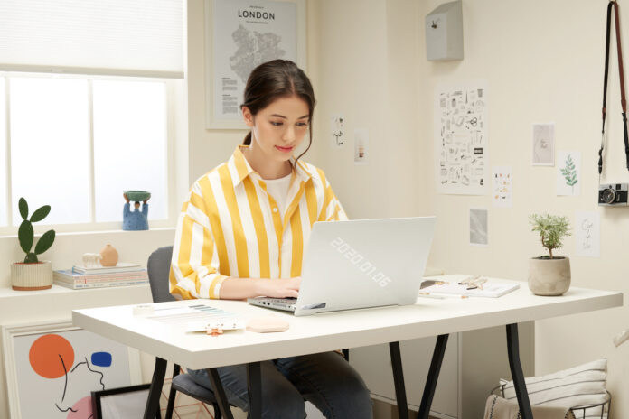 Mesa para trabalhar em pé vs. sentado – qual é a melhor opção?