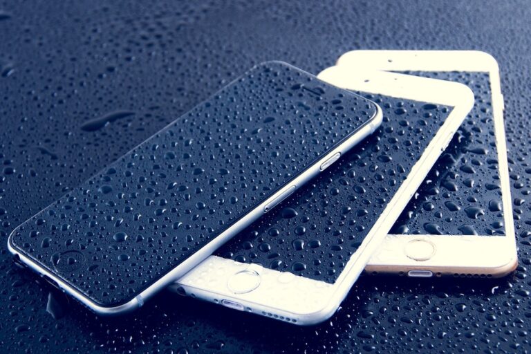 Deixei cair o telemóvel na água! E agora? Saiba o que fazer - RP Tech