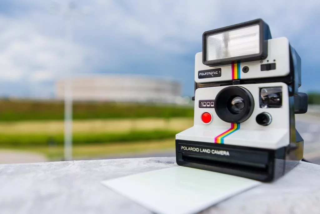 Como a Polaroid revolucionou a fotografia: a história das câmaras instantâneas