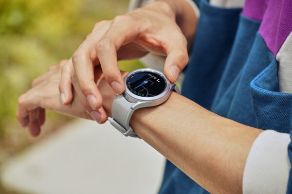 Sabias que podes carregar o Samsung Galaxy Watch 4 sem carregador?