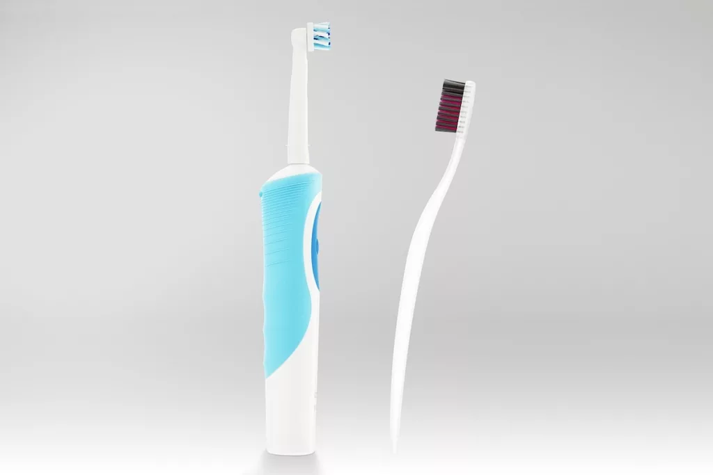 Escova de dentes normal ou elétrica: qual é a melhor?