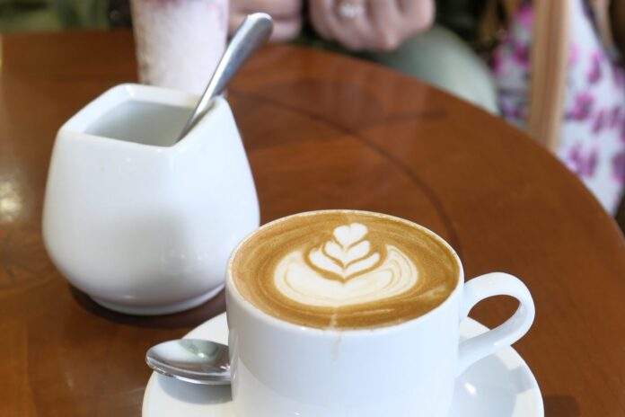 Do matcha ao dirty chai: as bebidas de coffee shop que podes fazer em casa