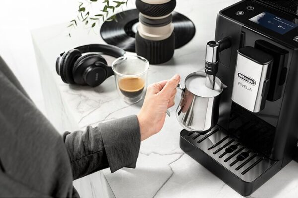 Máquina de café Delonghi Rivelia: deixa-te envolver pelo mundo do café