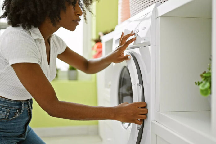 Como abrir a porta de uma máquina de lavar roupa encravada