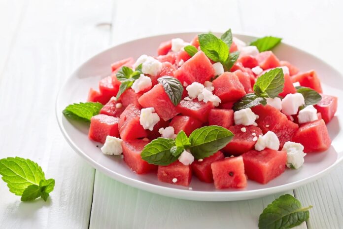 Receita fresca para o verão: Salada de melancia, queijo feta e hortelã