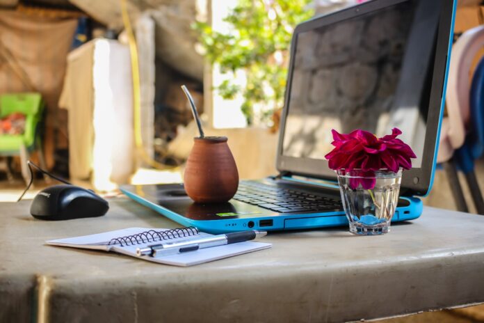 Como criar um escritório de verão em qualquer lugar
